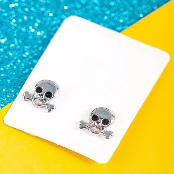 Any 4/$25! Silver Skull & Cross Bone Magnetic (Non-Pierced) Earrings - Picture 1 of 7